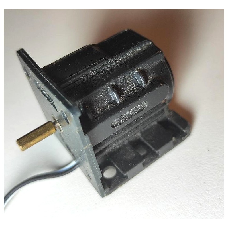 Moteur Meccano 3-6 volts noir axe 3 pans