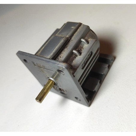 Moteur Meccano 3-6 volts noir axe 3 pans gris